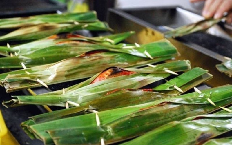  Otak otak (Singapore, Trung Quốc): Đừng để món ăn có bề ngoài nhạt nhẽo này đánh lừa, đây chính là  đặc sản cay: Bánh gạo. Bánh được làm từ cá nướng trên than hoa rồi xay nhỏ, trộn với những loại ớt cay nhất trong vùng. Otak otak thường được ăn với nước cốt dừa và nước chấm cay. Ảnh: FoodAdvisor.